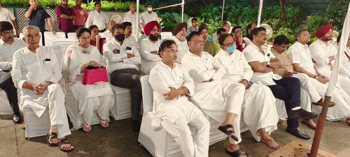 dpsahuINC's tweet photo. आज राज्यसभा में नेता प्रतिपक्ष श्री @kharge जी के निवास पर कांग्रेस अध्यक्षा श्रीमती सोनिया गांधी के खिलाफ केन्द्र सरकार द्वारा ED के जरिये कांग्रेस नेताओं को परेशान करने के खिलाफ आयोजित बैठक में कांग्रेस के वरिष्ठ नेताओं के साथ भाग लेकर आगामी रणनीति तैयार की। https://t.co/s9JX3psVla