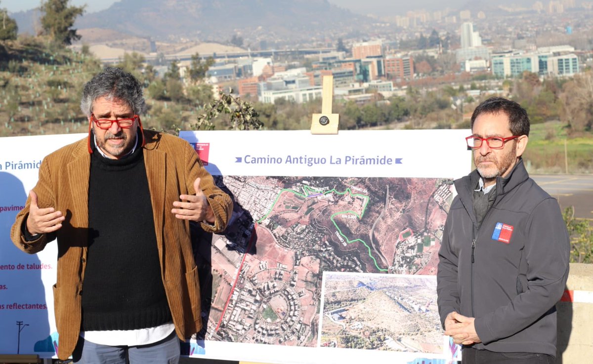 mop_chile's tweet photo. 🔵¡Mejoramiento del Camino antiguo La Pirámide! 
Este miércoles el ministro García @jcgarciapdea y el alcalde de Huechuraba, Carlos Cuadrado @CuadradoPrats, dieron a conocer el plan de mejoramiento de esta vía
🤔¿Qué obras se implementarán? 
Aquí te contamos! 👇🏾 
#MOPBuenVecino https://t.co/QoSCFw15GD