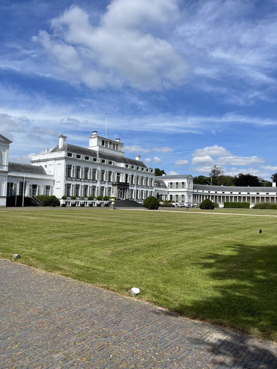Op een geweldige locatie volgen cliënten van Amerpoort en Sherpa (VGU) de opleiding groen. Theorieles krijgen in de ruimtes bij de vroegere paardenstallen en praktijk leren in de prachtige tuinen van paleis Soesdijk. We keken een dagje mee: Lees het hier: academievoorzelfstandigheid.nl/professional/o…