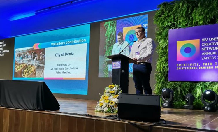 🇪🇺Dénia en la XIV Conferencia Anual de las Ciudades Creativas <a href="/UNESCO/">UNESCO 🏛️ #Education #Sciences #Culture 🇺🇳</a> en la ciudad de Santos (🇧🇷Brasil). Intervención de Raúl García de la Reina ante las 295 delegaciones. La fuerza de estar y de colaborar.
<a href="/ayto_denia/">Ajuntament de Dénia</a>   <a href="/infocedma/">CEDMA-Marina Alta</a> <a href="/AEHTMA/">AEHTMA</a>
