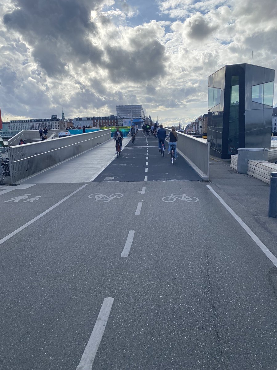 Inderhavnsbroen gör cykeln så självklar i Köpenhamn. Fantastisk cykelinfrastruktur.