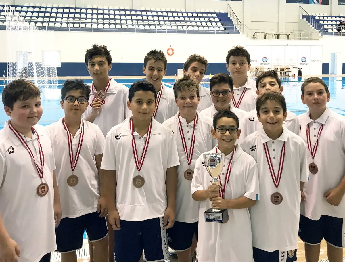 itugvo's tweet photo. #itugvo Spor Kulübü Sutopu Takımımız, "U12 Erkekler Sutopu Festivali"nde sergiledikleri üstün performans ile turnuvayı 3. sırada tamamladı.🥉🥅🤽‍♂️

Tüm sporcularımızı, antrenörümüz Rıza Emirhan Otman'ı ve aillerini tebrik eder, başarılarının devamını dileriz. 🐝 #itu1773 https://t.co/TfFO3GotKP