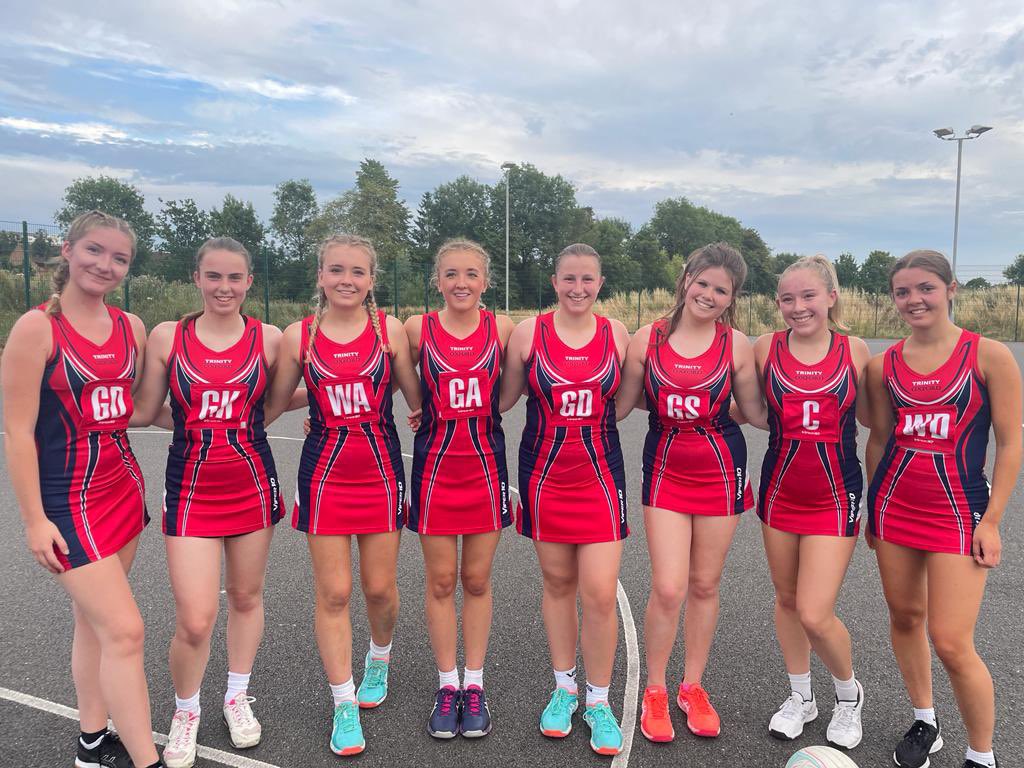 NetballTrinity's tweet image. Exciting game for the panthers last week. After keeping a close score throughout the match and winning the 2nd quarter they unfortunately lost to the eagles. Well done girls!👏.  POM-Paige.     #netball #oxfordshirenetballleague #sports