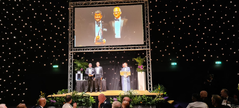 John Greenstein presenting the trophy for Crew Challenge Aircraft recognition at #RIAT22  #airforce #riat2022 <a href="/airtattoo/">Royal International Air Tattoo</a>