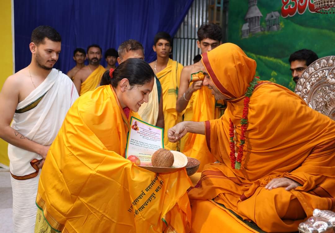 vidyarthivahini's tweet photo. #ಪ್ರತಿಭಾಪುರಸ್ಕಾರ ದಿನಾಂಕ 17-07-2022 ರಂದು @SriSamsthana ದವರಿಂದ ಅನುಗ್ರಹ ಸ್ವೀಕರಿಸಿ ಧನ್ಯರಾದ ವಿದ್ಯಾರ್ಥಿಗಳು. https://t.co/AQpxZ11SvL