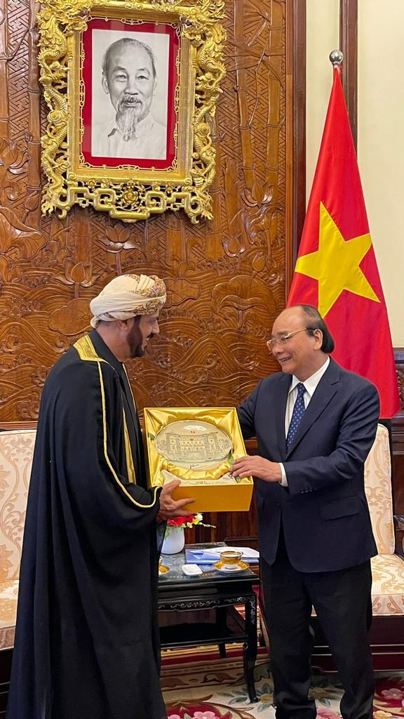 استقبل فخامة رئيس جمهورية فيتنام الاشتراكية (سوان فوك) سعادة السفير صالح بن محمد الصقري بمناسبة انتهاء فترة مهام عمله كسفيرا معتمدا مقيما لدى فيتنام وقد شكر فخامته سعادة السفير على الدور الذي قام به لتعزيز العلاقات الثنائية بين البلدين