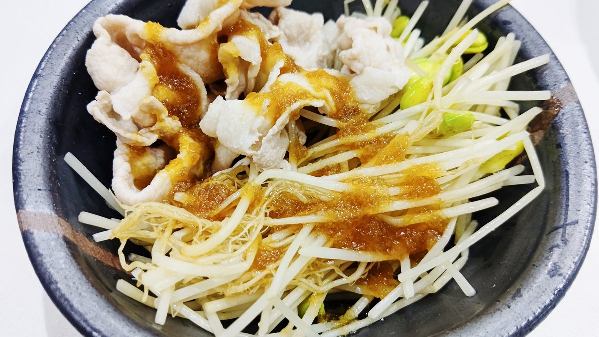 neko0v0hentai's tweet photo. 気になっていた青森の伝統野菜を入手✨

✨大鰐温泉もやし✨

土耕栽培で全て手作業✨栽培法は門外不出！？
全工程温泉水使用！

湯でるのも3分も茹でた方がいいと言われたので、長めに蒸したけどシャッキシャキ😍

めっちゃ咀嚼して美味しく食べました❤️

本当知らないモノが多くて飽きない世界です☺️ https://t.co/WUb5e6FF7L