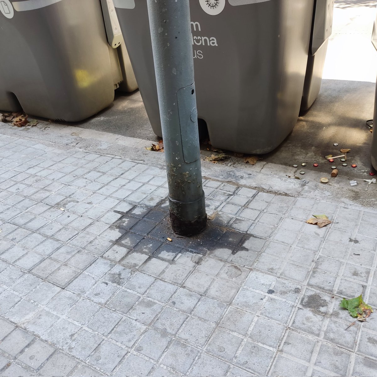 Morenacatalana's tweet photo. Falta agua y jabón en las calles de Barcelona vamos a coger algo de la poca limpieza.
#germenes
#bacterias
#virus
#enfermedadesrespitarorias por el ambiente de las calles.
@LluisRovir @52municipios @victordiscovery @jm_clavero https://t.co/qb8xTELCLz