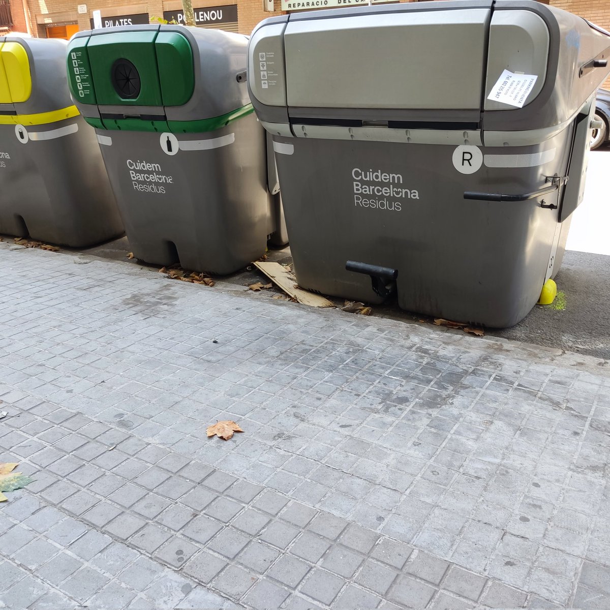 Morenacatalana's tweet photo. Falta agua y jabón en las calles de Barcelona vamos a coger algo de la poca limpieza.
#germenes
#bacterias
#virus
#enfermedadesrespitarorias por el ambiente de las calles.
@LluisRovir @52municipios @victordiscovery @jm_clavero https://t.co/qb8xTELCLz