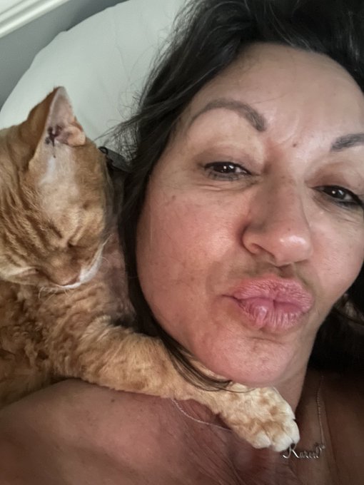 Waking up with Kitty love! https://t.co/Ejqh7loPcQ