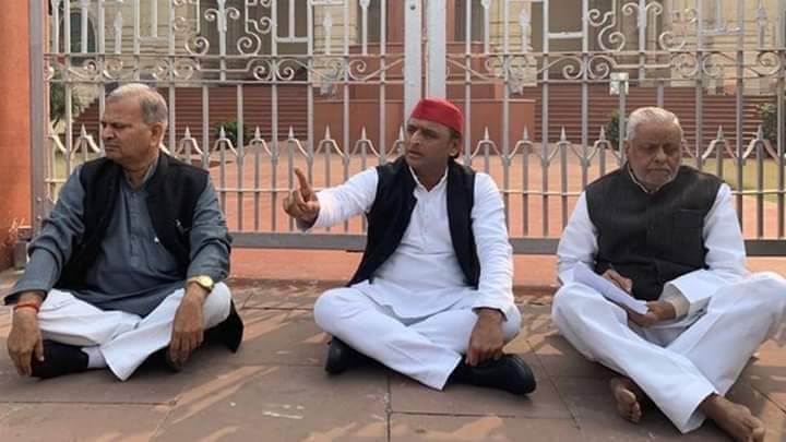 spyadavprashant's tweet photo. #SamajwadiPartyZindabad 
मैने तो  प्रत्यक्ष अपने राष्ट्रीय अध्यक्ष अखिलेश यादव जी को  को बुखार में तपते हुए सभाएं करते भी देखा है, चिलचिलाती धूप में कार्यकर्ताओं के साथ साइकिल चलाते भी दिखा है,ऐसे घरों में जहां एसी क्या कूलर भी न हो घंटो बैठे हुए देखा है,   #rajbhar https://t.co/aJSU8BN6Jb