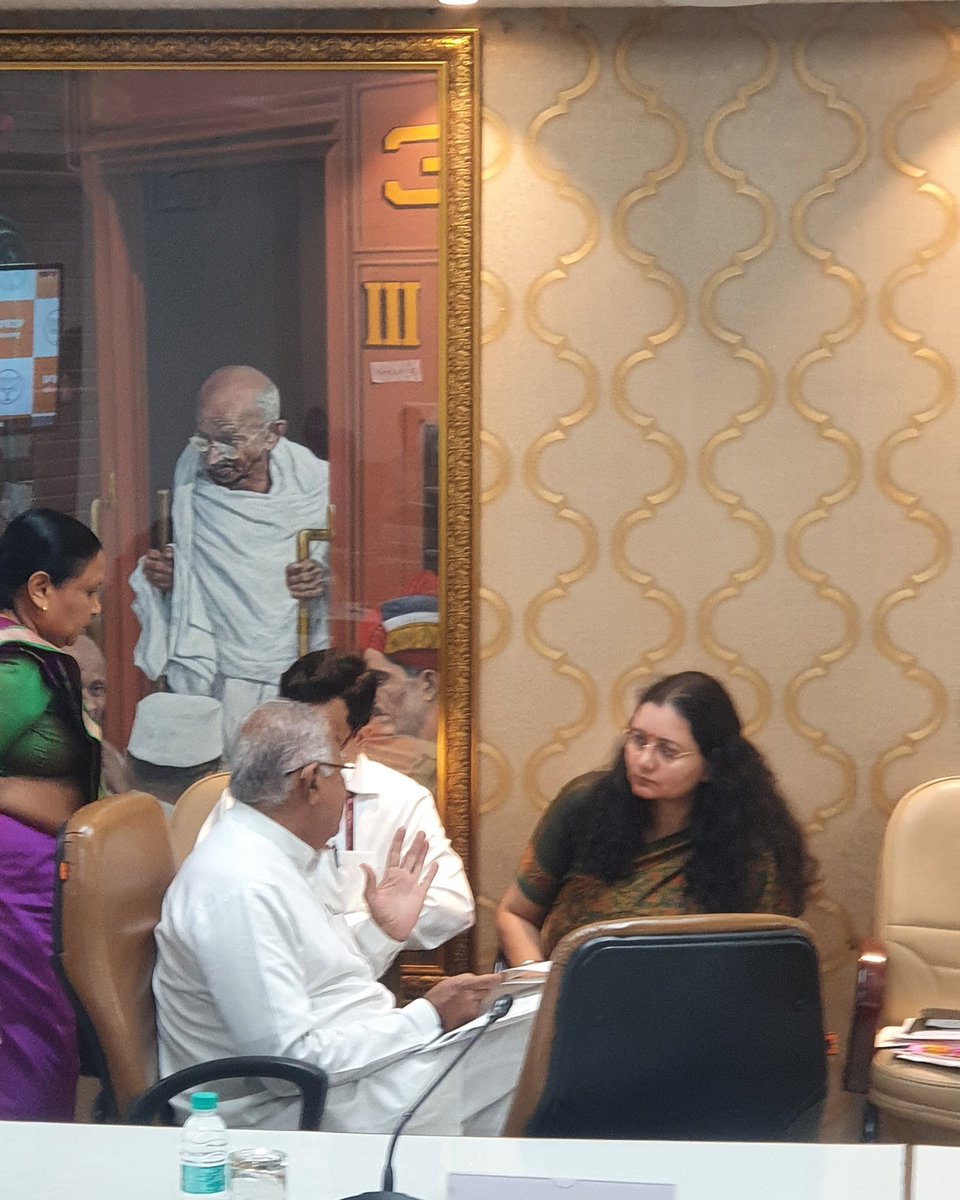 PatelParbatbhai's tweet photo. આજે "રેલભવન" નવી દિલ્હી ખાતે રેલ્વે રાજ્યમંત્રી શ્રીમતી દર્શનાબેન જરદોશ ના અધ્યક્ષ સ્થાને રેલ્વે ના અધિકારીઓ સાથે રાખી ગુજરાતના બધા જ  સંસદસભ્યો   સાથે મિટિંગ કરી પોતાના મતવિસ્તાર ના રેલવે વિભાગના મહત્ત્વના પ્રશ્નોની સમીક્ષા કરાઈ .
@DarshanaJardosh https://t.co/B2bD5d00zv