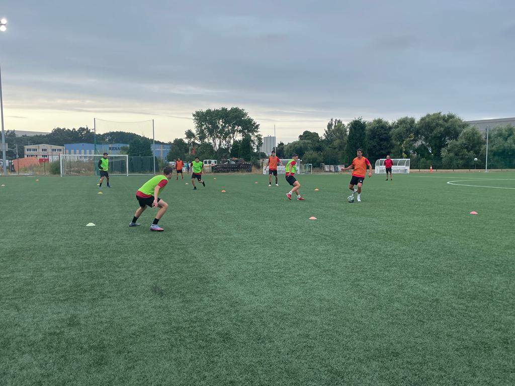 AtlArteixo's tweet photo. ⚽ Volve rodar o balón na Ponte dos Brozos!

🏋️ O luns comezou a pretemporada do #AtlArteixo2223! 

👉Sábado debutamos contra o @RCDeportivo, ainda estás a tempo de comprar a túa entrada dende: https://t.co/me66svTzTD 

#Arteixo3RFEF #Arteixo2223 https://t.co/ACc29V0TQP