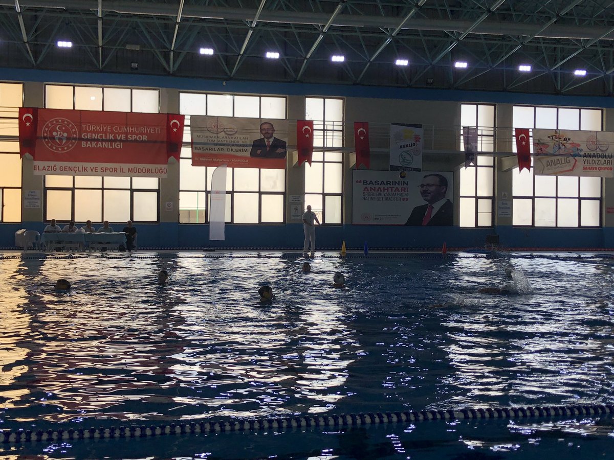 <a href="/GSB_Elazig/">Elazığ Gençlik ve Spor İl Müdürlüğü</a> ilimizin ev sahipliğinde düzenlenen #AnadoluYıldızlarLigi Su Topu Türkiye Birinciliği açılış seremonisi ile başladı. <a href="/kasapoglu/">Dr. Mehmet Kasapoğlu</a> <a href="/mehbaykan/">Mehmet Baykan</a> <a href="/Hakan_Bebek/">Hakan BEBEK</a> <a href="/SutopuFed/">Türkiye Sutopu Federasyonu</a>