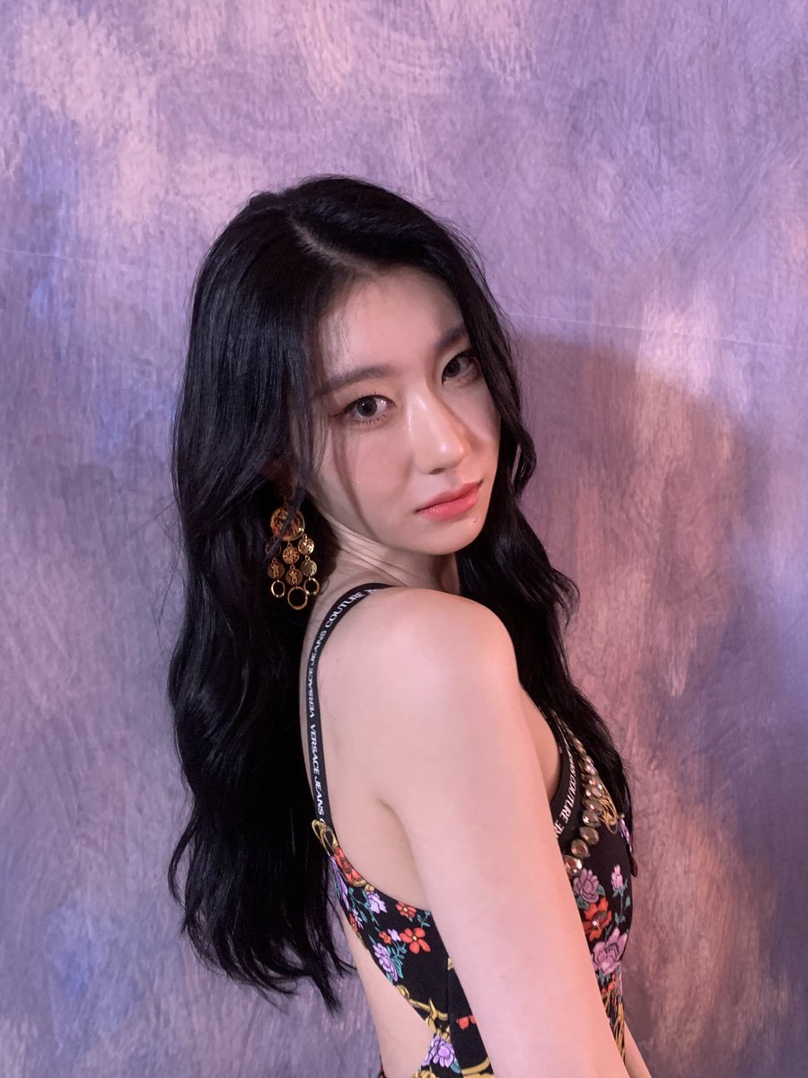 I once got told that I resemble Snow White because of my skin but I think I’m nothing compared to Snow White, but if I got a chance to be her someday then I would love to take it! Anyway… mirror mirror on the wall, who’s the fairest of them all?