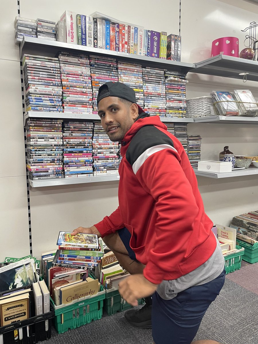 @LeighCenturions visiting the <a href="/HomelessLeigh/">HSP-Helping Support People</a> in Bradshawgate - please help with donations #Leythers Nene is keen on the DVD collection!