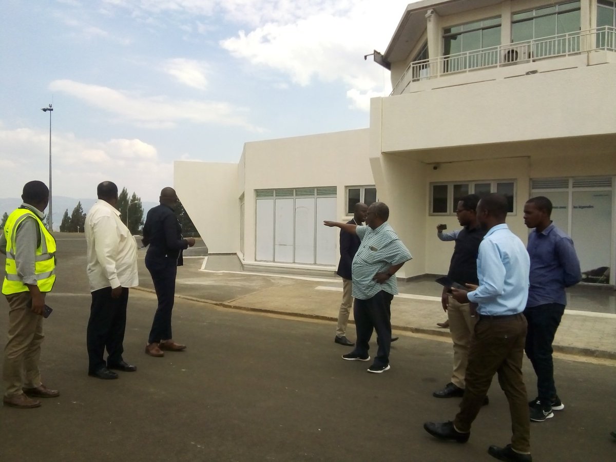 rbarwanda's tweet photo. Kuri uyu wa Gatatu Abasenateri bagize komisiyo y'ubukungu n'imari bamurikiwe uko igishushanyo mbonera cy'umujyi wa Rusizi giteye, basaba akarere gukangurira abubaka kubaka mu buryo burondereza ubutaka no kugaragaza igenamigambi rirambye gafite ku gutunganya umujyi. #RBAAmakuru https://t.co/t2NAqx03C7