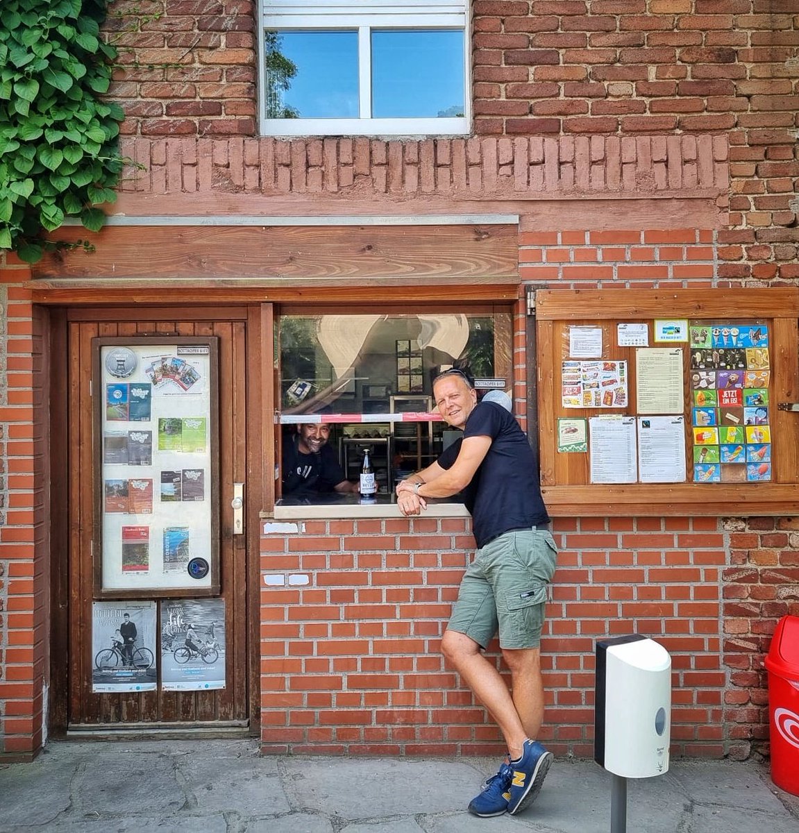 BottroperBier's tweet photo. Heute haben wir frisch abgefülltes Bottroper Bier an Sumi geliefert. Er leitet das Bistro am Heidhof und hat noch viele weitere Leckereien parat. 
Ein Besuch lohnt sich definitiv - also nächster Stop: Heidhof!
#bottroperbier #bottrop #heidhof https://t.co/50WgrqRlQx