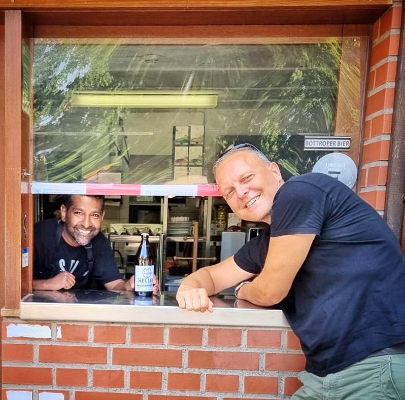 BottroperBier's tweet photo. Heute haben wir frisch abgefülltes Bottroper Bier an Sumi geliefert. Er leitet das Bistro am Heidhof und hat noch viele weitere Leckereien parat. 
Ein Besuch lohnt sich definitiv - also nächster Stop: Heidhof!
#bottroperbier #bottrop #heidhof https://t.co/50WgrqRlQx