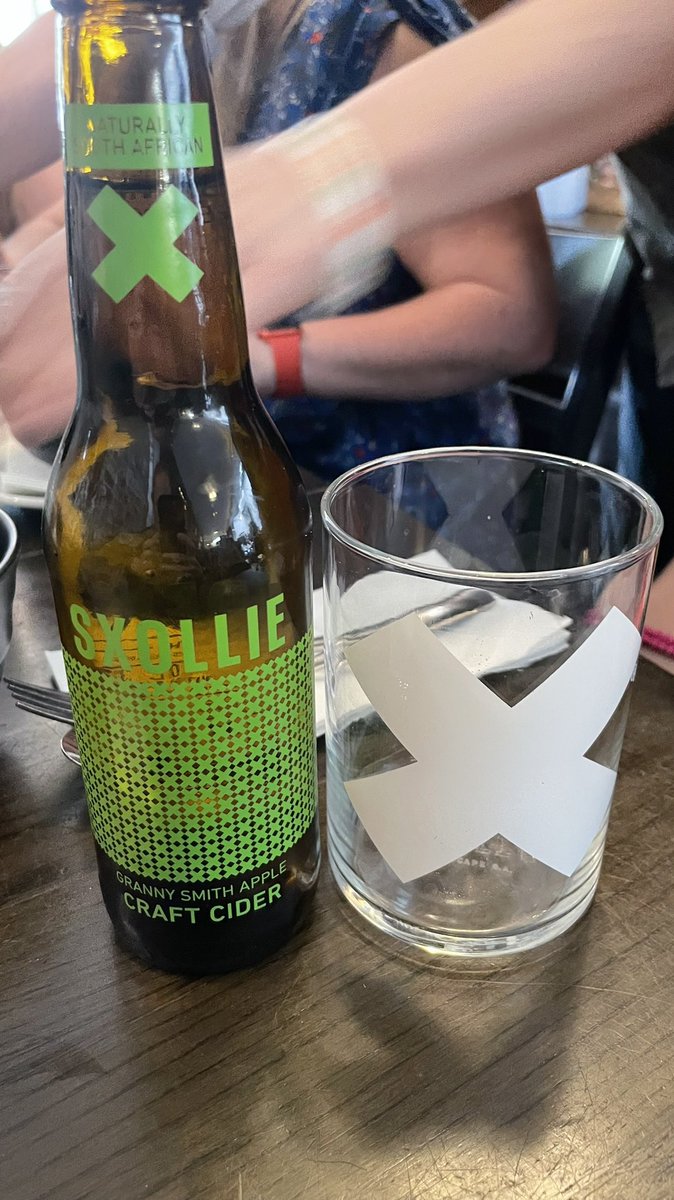 CapeCanary's tweet photo. I might have been 6,000 miles / 10,000 Kms from Cape Town but a 12 hour stopover in London meant for the first time in ages I got a chance to taste one of my favourite ‘local’ ciders. @Sxollie #steakonthegreen #missingcider https://t.co/ZqHdCB5OqP