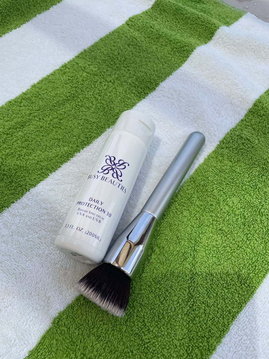Busy_Beauties's tweet photo. Do you struggle to put sunscreen on your kiddos face? Try this! Use a makeup brush to apply. So easy and kids actually enjoy it. https://t.co/6WESksvYXG