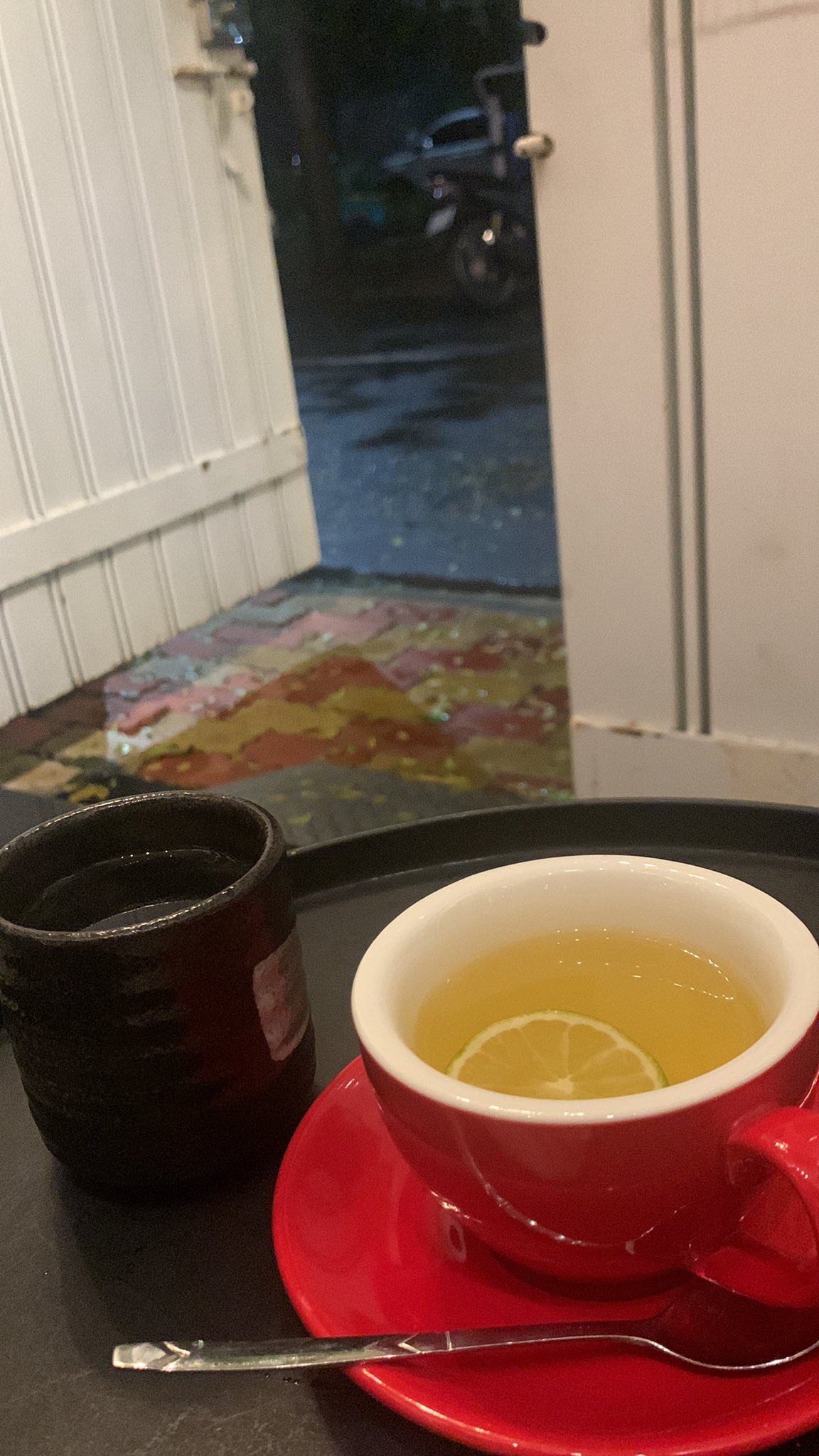 Miraiwakirakira 喉の痛みが全然治らないのでマンション階下の喫茶店に行きました 喫茶店内のbgmがジブリのbgmで隣に座ってる子のスマホから北斗の拳のゲーム音が聞こえる 日本文化はええな としみじみ思いながら茶を啜ってます T Co