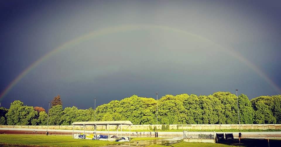 𝗩𝗔𝗡𝗔𝗩𝗢𝗡𝗗 𝗚𝗘𝗘𝗡 𝗙𝗜𝗘𝗧𝗦𝗣𝗟𝗘𝗭𝗜𝗘𝗥, 𝗦𝗛𝗢𝗥𝗧 𝗖𝗬𝗖𝗟𝗜𝗡𝗚 𝗘𝗡 𝗚𝗟𝗔𝗡𝗔-𝗩𝗘𝗟𝗢 𝗖𝗨𝗣.
In de avond trekken enkele fikse onweersbuien over Limburg, met kans op hagel, windstoten en vrij veel regen.

Tot volgende week donderdagavond!