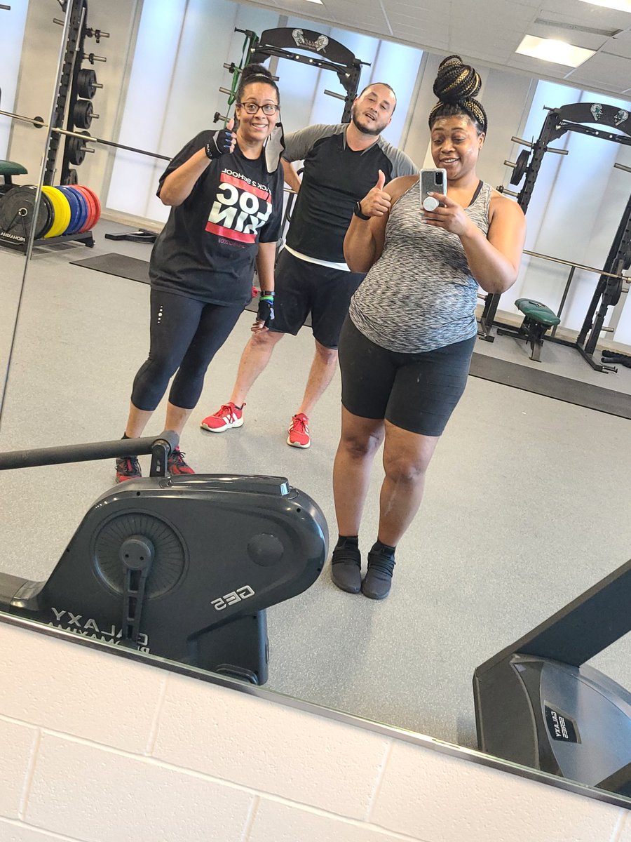 LaKiaLeo78's tweet photo. Wednesday has started 👏🏾😂😔😜 #youseeus #fitleaders #nowletsgetthisworkdaystarted @Principal_Reyna @Kevans91 https://t.co/biykY9AqdU