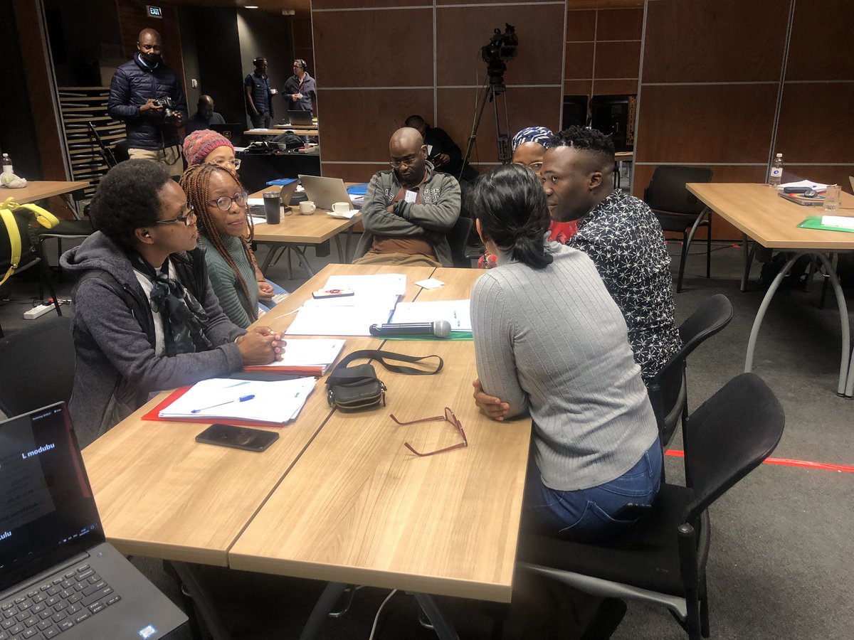 UkznSWITCH's tweet photo. Discussing experiences with peer mentoring and peer supervision. #FlatteningtheHierarchy #STRIPEHIV https://t.co/sEWdaovkVu