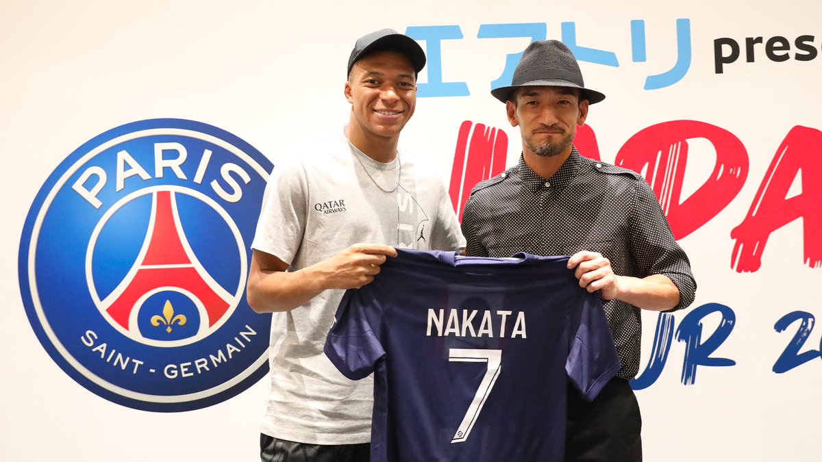 PSG_inside's tweet photo. La rencontre entre @KMbappe et 𝑯𝒊𝒅𝒆𝒕𝒐𝒔𝒉𝒊 𝑵𝒂𝒌𝒂𝒕𝒂 après la victoire parisienne. 🤝

#PSGJapanTour2022 🇯🇵 https://t.co/WP3XCE1eW4