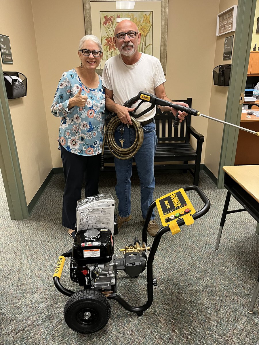 CanyonRidgeES's tweet photo. Thank you Cooper Family for the awesome donation of this gorgeous power washer! #family #schoollove #support #coyotesforever @sgleinser @LibraryCanyon https://t.co/6tJ8ZCVil5