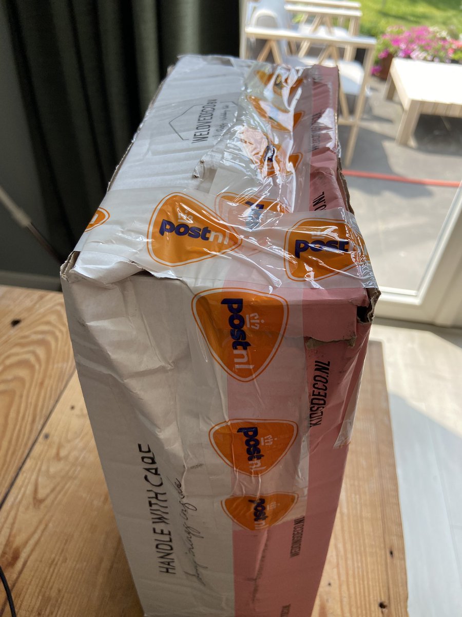 Hoi <a href="/PostNL/">PostNL</a>, ik blijf mij verbazen (of eigenlijk niet) hoe lomp jullie omgaan met pakketjes. De doos is echt gehavend. Verzendkosten zijn al fors en dan zo omgaan met pakketten. Gelukkig zat alles er nog in en onbeschadigd maar ik vind het schofterig hoe er mee omgegaan wordt.