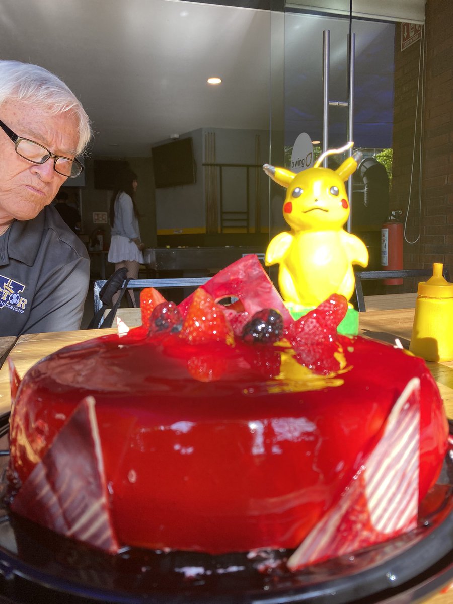 amerikapa's tweet image. Evidentemente, mi papá no aprueba ni la vela, ni el pastel.