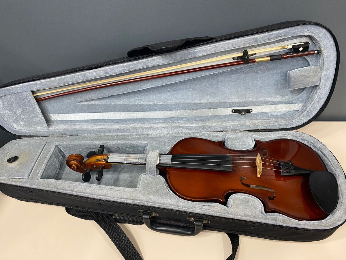 ViviVilciens's tweet image. Meklējam vilcienā aizmirstās vijoles īpašnieku/-ci! Tā gaida Klientu apkalpošanas centrā Rīgas Centrālajā dzelzceļa stacijā. Pieteikties var arī 📞 67232135.