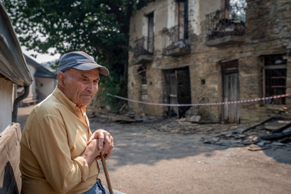 Enrique Pérez, de 86 anos, xunto á casa que fixeron os seus avós, queimada durante o lume forestal no pobo de Alixo (O Barco de Valdeorras). "Ardeu todo. Mira que vida. Toda a vida traballando para isto".

📸 <a href="/brais_lorenzo/">Brais Lorenzo</a>