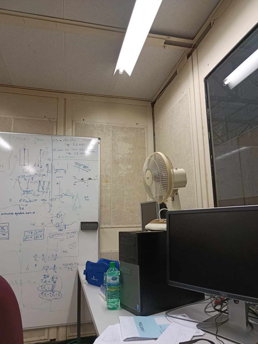 EfrenThoughts's tweet photo. @SizeMattersBaby Aire acondicionado en el lab roto y solo un pequeño ventilador como ayuda! se me derriten los sensores 😅😅 https://t.co/XjONcmMZkT