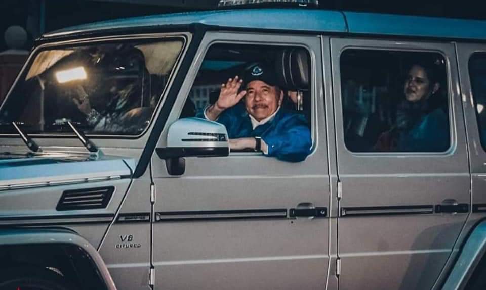 gomita_core2's tweet photo. Familias Nicaragüense  se desbordan en la avenida Hugo chávez para saludar a nuestro Comandante Daniel Ortega.
#4319fuerzadevictorias #Nicaragua 🇦🇴🇳🇮🎊💪✊❤️🙏 https://t.co/wbgXf5paUg