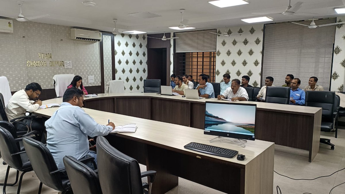 માન.કલેકટરશ્રીના અધ્યક્ષ સ્થાને તા.૧૯/૦૭/૨૨ના રોજ PMUY-2.0 અંતર્ગત કરવામાં આવેલ કામગીરીની સમીક્ષા અર્થે તમામ OMC સેલ્સ ઓફિસર તથા ગેસ એજન્સી પ્રોપરાઇટર સાથે બેઠક યોજવામાં આવી. તેમજજિલ્લાને કેરોસીન મુકત કરવા જરૂરી સૂચનો કર્યા.<a href="/collectorcu/">Collector Chhotaudepur</a> <a href="/NareshPatelBJP/">Naresh Patel</a> <a href="/civil_food/">Food & Civil Supply</a>