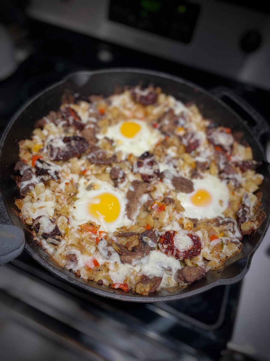 captenkev's tweet photo. Good morning. Breakfast Egg Roll. Follow by breakfast skillet, with roasted crispy potatoes, cheese steak and bacon With eggs. Chef Kevin booked for this week lol. #Makelifefun #Cooking I got something else in mind for this afternoon. https://t.co/QTqYVltRUS