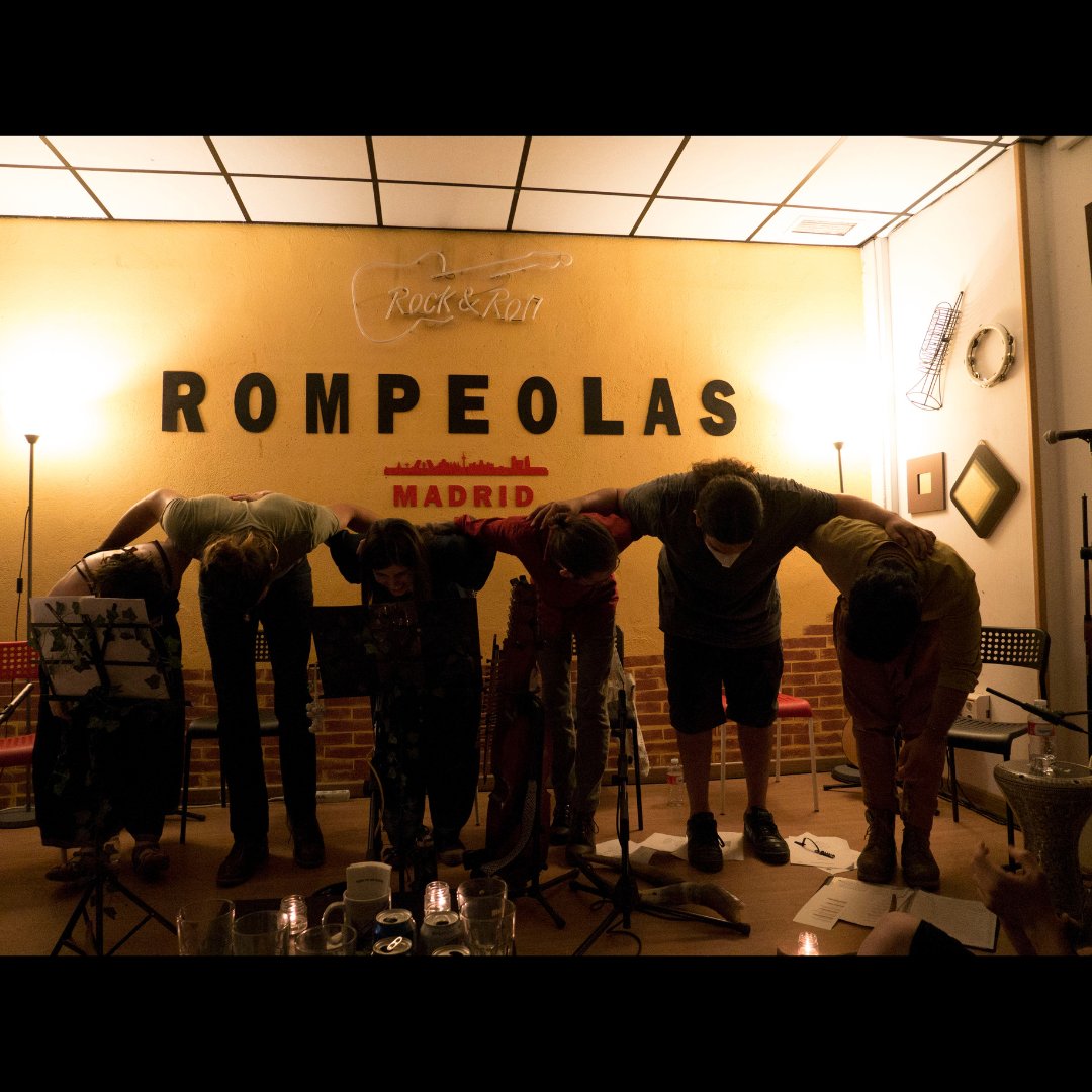 vaelfolk's tweet photo. Hola a todos! Aquí os traemos algunas fotos que nos hizo Tuchy Regueras en el concierto acústico de la sala Rompeolas el 2 de julio. ¡Mil gracias a todos los que os pasasteis por allí! https://t.co/J1zO9W9jg2