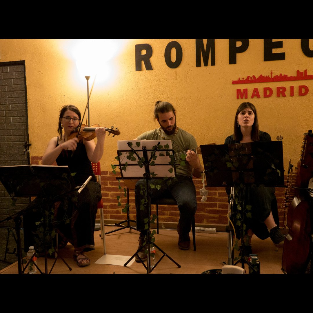 vaelfolk's tweet photo. Hola a todos! Aquí os traemos algunas fotos que nos hizo Tuchy Regueras en el concierto acústico de la sala Rompeolas el 2 de julio. ¡Mil gracias a todos los que os pasasteis por allí! https://t.co/J1zO9W9jg2