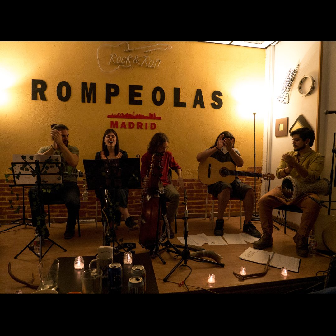 vaelfolk's tweet photo. Hola a todos! Aquí os traemos algunas fotos que nos hizo Tuchy Regueras en el concierto acústico de la sala Rompeolas el 2 de julio. ¡Mil gracias a todos los que os pasasteis por allí! https://t.co/J1zO9W9jg2