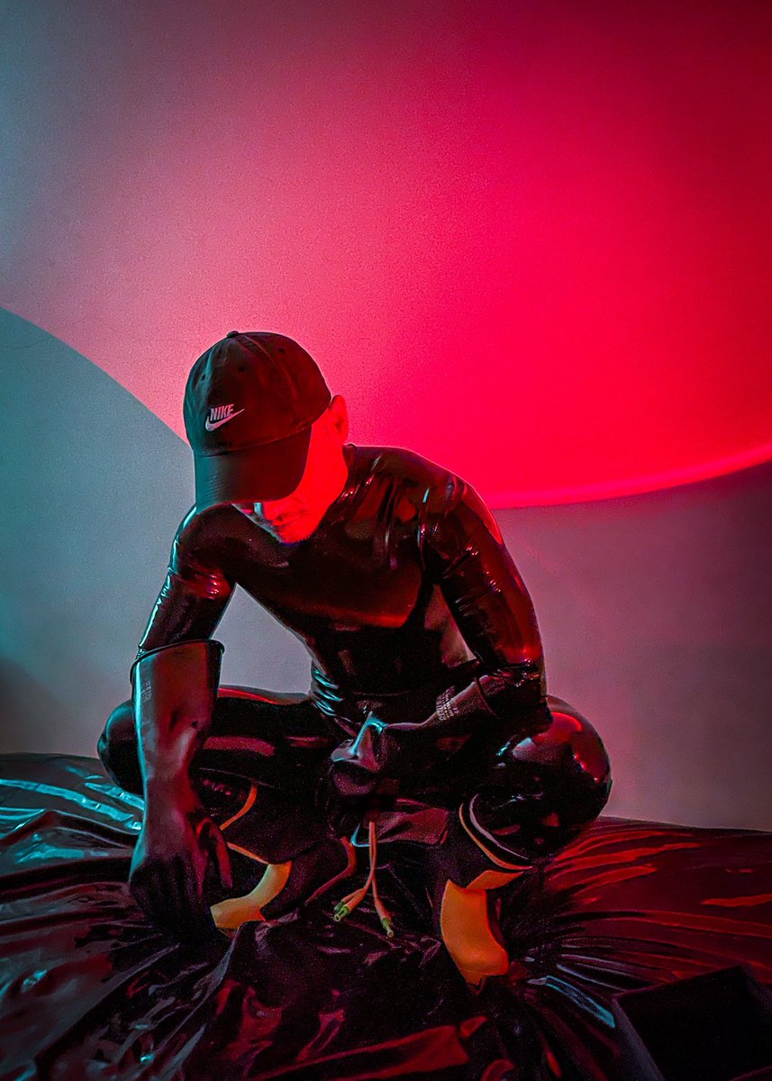 買了新面具就有理由好好拳一場了。

（雙導尿管再插一隻鋼棒，有點被玩壞了⋯）

#rubber #rubberdrone #fisting #catheter