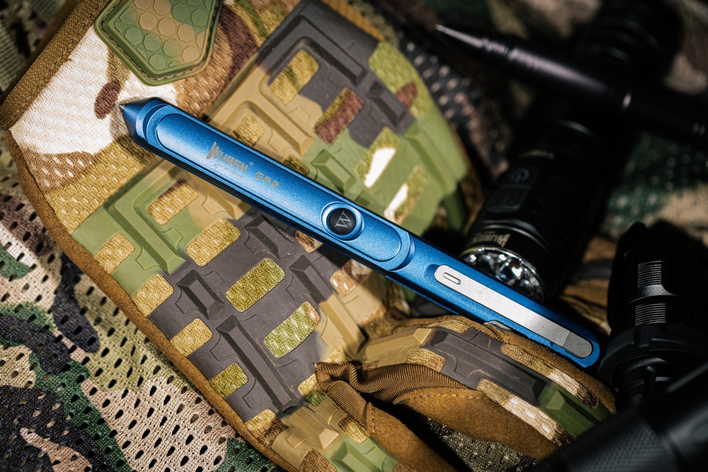 wubenlight's tweet photo. #E62 is a pen, with a striking head, surgical blade, and 3-colors lights!

It is fully submersible in water and comes with 5 blades!🔪

#WUBEN #everydaycarry #knife #flashlight #edc #edcgear #edcknife #selfdefense #knifeporn #tactical #tacticalpen #tacticalgear #pen #coolest https://t.co/iXqtYTNDvS