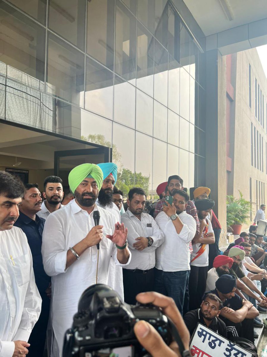 SukhpalKhaira's tweet photo. I’m grateful to @BhagwantMann for accepting d legitimate demand of GADVASU vet docs for increase of their monthly stipend frm Rs 6200 to Rs 15000 per month for which we visited their protest yesterday.We’ll definitely welcome good decisions if taken for our youth &amp; Punjab-khaira https://t.co/DpP4h6pGPB