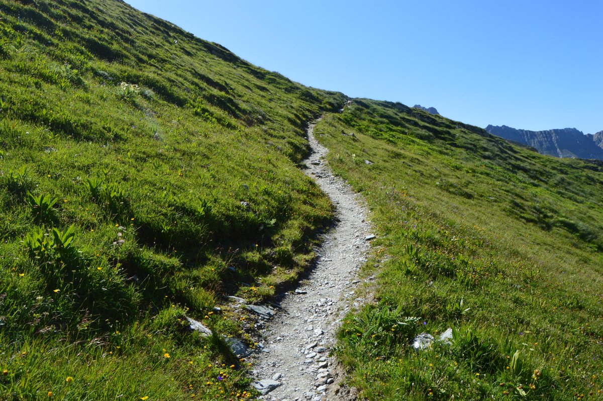 Sur les #sentiers... le temps est bon, le ciel est bleu 🥾🎶
#montagne

<a href="/SavoieMontBlanc/">Savoie Mont Blanc</a> 
<a href="/FranceMontagnes/">francemontagnes</a>