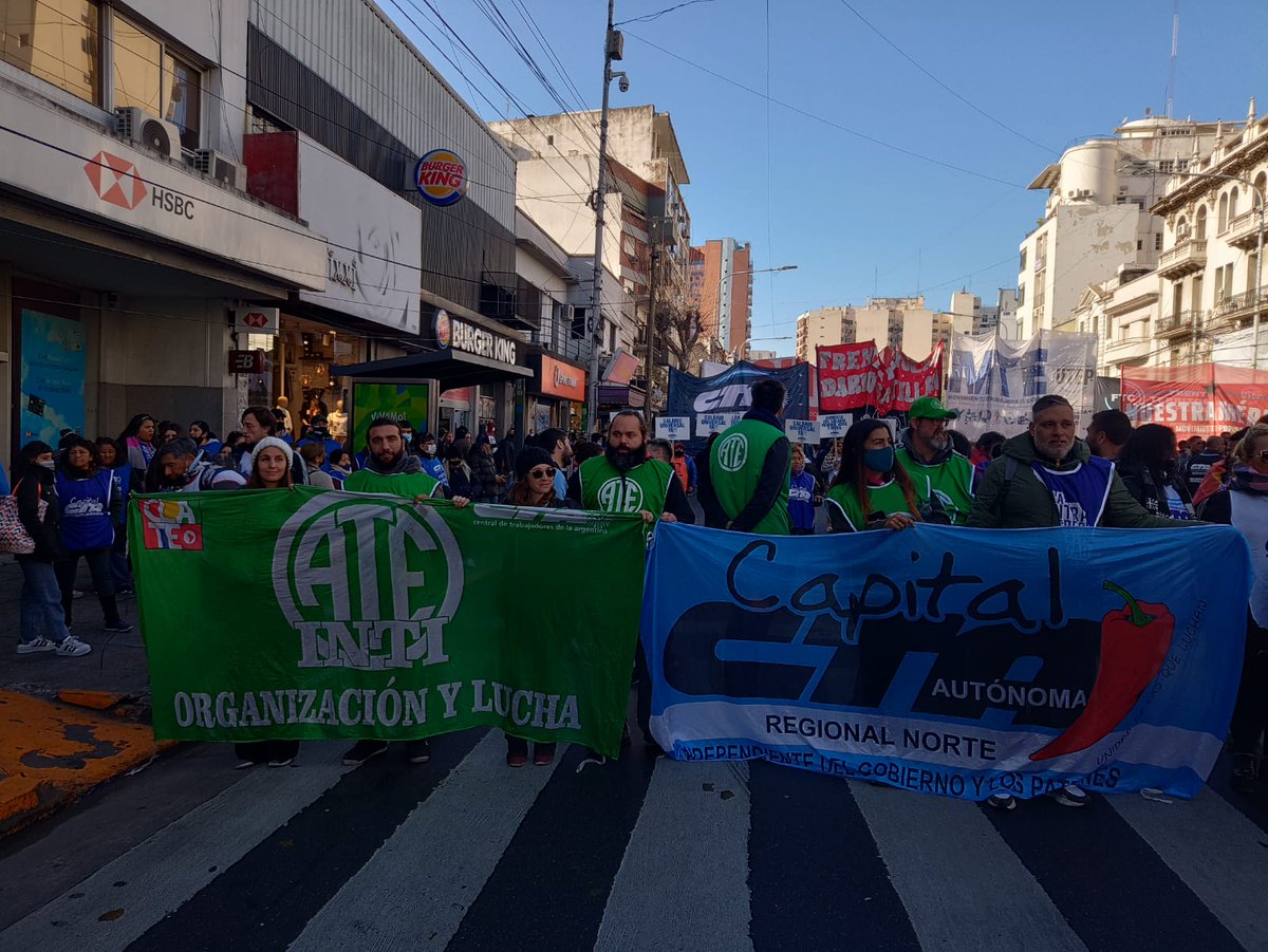 ateprensa's tweet photo. #Ahora JORNADA NACIONAL DE LUCHA!

En todo el país y rumbo al #PuentePueyrredón exigimos #SalarioUniversal y
#AumentoDeEmergencia para jubiladxs y activxs! https://t.co/TSshe6nVY7