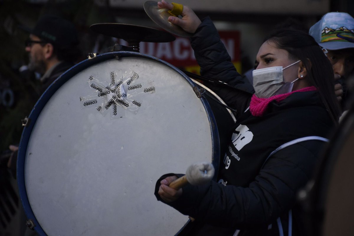 ateprensa's tweet photo. #Ahora JORNADA NACIONAL DE LUCHA!

En todo el país y rumbo al #PuentePueyrredón exigimos #SalarioUniversal y
#AumentoDeEmergencia para jubiladxs y activxs! https://t.co/TSshe6nVY7