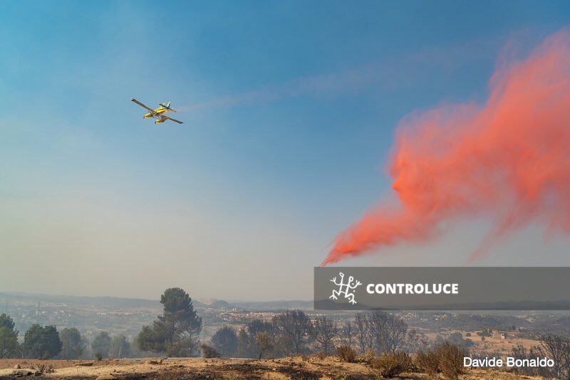 AgControluce's tweet image. #Spain - A #firefighters airplane is seen discharging water over #fires in the #Catalonia region countryside, where numerous #wildfires have been raging during a prolonged #heatwave in #Manresa on July 18, 2022.
📷 Davide Bonaldo #controluceagency