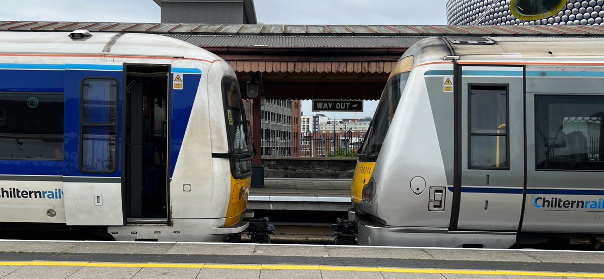 PlatformEdge1's tweet image. 165020 and 168214 standing at Birmingham Moor Street. One for Leamington and the other for London #Class165 #Class168